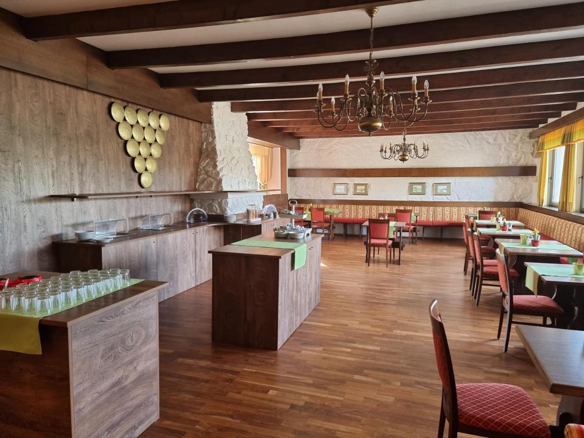 Landgasthof Zur Goldenen Traube Podersdorf am See Exterior foto